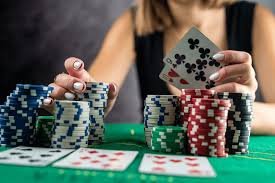 Dasbor permainan kuningtoto menampilkan kategori slot, live dealer, dan pasar olahraga